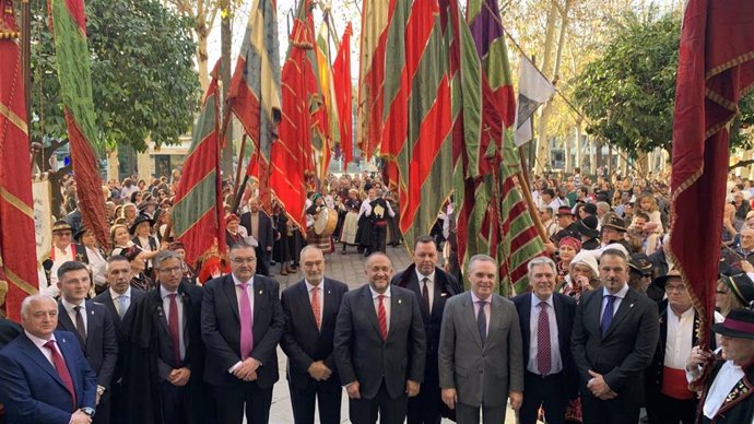Desfile de los estandartes de los municipios de Léon en Sevilla.