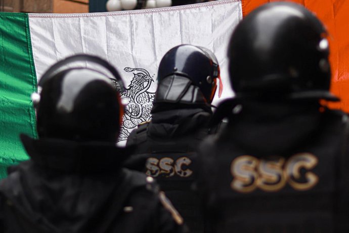 Archivo - December 13, 2023, Mexico City, Munich, Mexico: December 13, 2023 in Mexico City, Mexico: Riot police prevent protesters from crossing the security fence of the Legislative Congress of Mexico City facilities  during a demonstration to support 