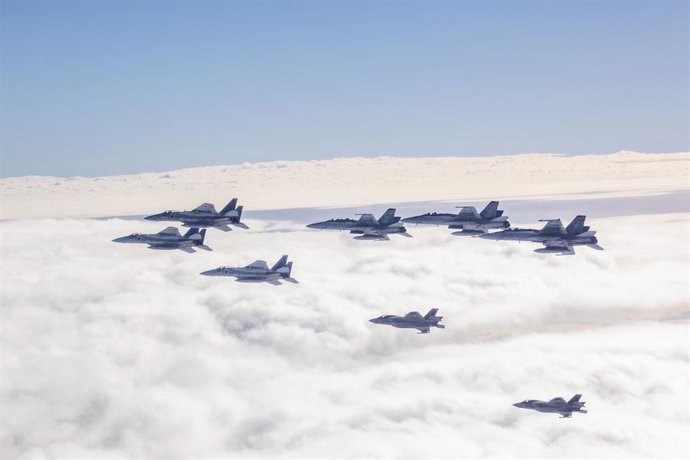 Archivo - Aviones militares de Estados Unidos y Japón sobre el océano Pacífico