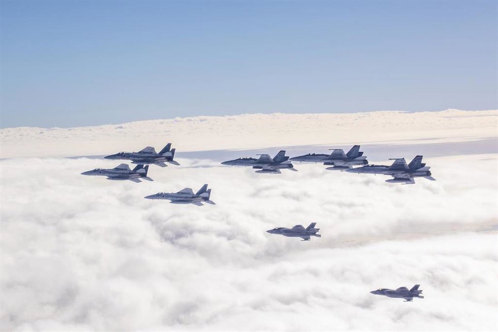 Archivo - Aviones militares de Estados Unidos y Japón sobre el océano Pacífico