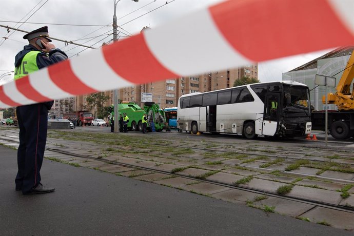 Archivo - MOSCOW, Aug. 18, 2019  Police are seen at the site of a bus accident in Moscow, Russia, Aug. 18, 2019. A bus carrying a group of 30 Chinese tourists, a tour guide and an organizer, crashed into a utility pole in east Moscow on Sunday, injuring 1