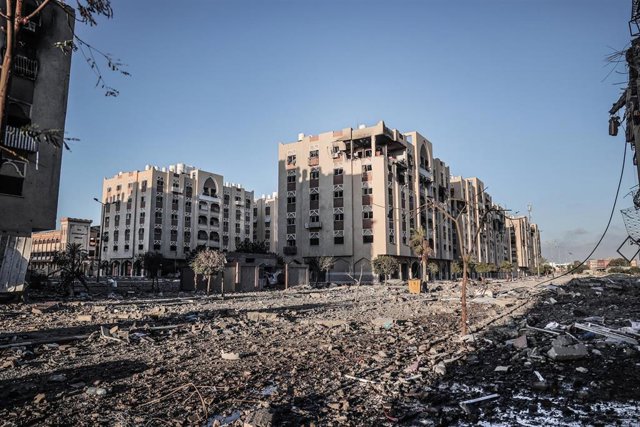 Archivo - destrucción causada por los ataques israelíes en Khan Yunis