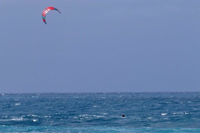 Archivo - Una persona practica kitesurf en Las Palmas de Gran Canaria, en Canarias (España), a 4 de febrero de 2021. Canarias recibió este miércoles una profunda vaguada atlántica que provocará un aumento considerable de la inestabilidad atmosférica dur