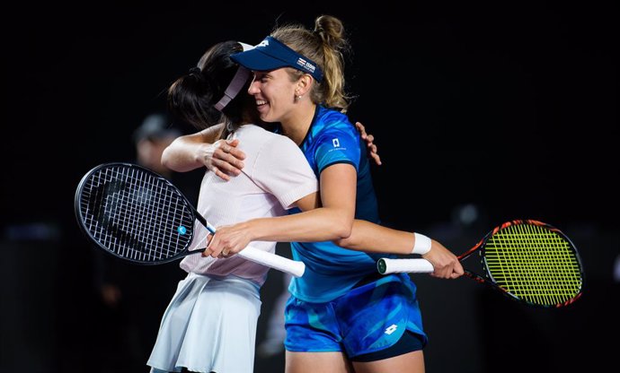 Archivo - Elise Mertens of Belgium & Su-Wei Hsieh of Chinese Taipeh in action during the third round robin doubles match at the 2021 Akron WTA Finals Guadalajara WTA tennis tournament