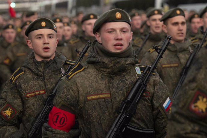 Archivo - 04 May 2022, Russia, Moscow: Military school cadets of the Russian army move toward Red Square prior to a rehearsal for the Victory Day military parade. The parade will take place at Moscow's Red Square on May 9 to celebrate 77 years of the vict