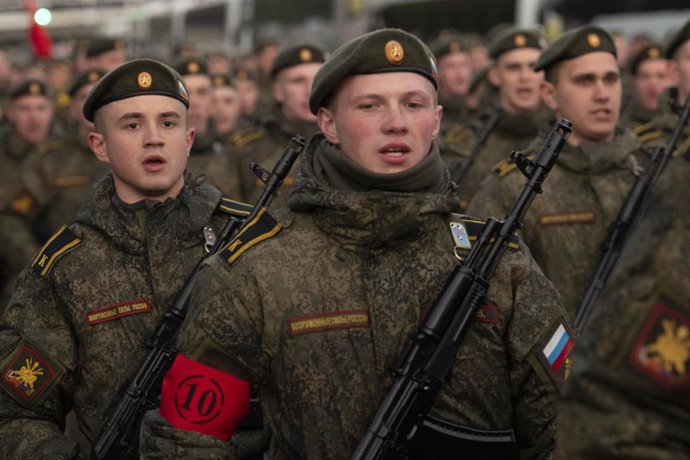 Archivo - 04 May 2022, Russia, Moscow: Military school cadets of the Russian army move toward Red Square prior to a rehearsal for the Victory Day military parade. The parade will take place at Moscow's Red Square on May 9 to celebrate 77 years of the vi