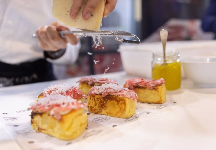 Un pincho en la 44 edición de la Feria Internacional del Turismo, Fitur 2024, en IFEMA Madrid, a 24 de enero de 2024