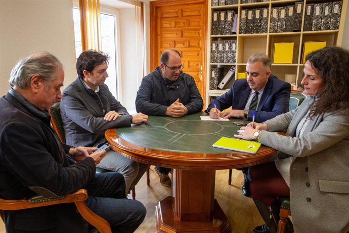 El consejero de Fomento, Roberto Media, con el alcalde de Villafufre, José Luis Cobo