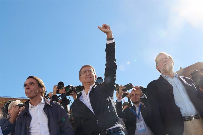 Archivo - (I-D) El expresidente del Gobierno José María Aznar; el líder del PP y candidato a la Presidencia del Gobierno, Alberto Núñez Feijóo, y el expresidente del Gobierno José María Aznar, saludan durante la manifestación organizada por el PP, en la p