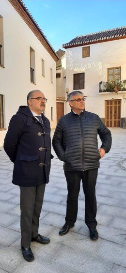 El delegado de Justicia, Administración Local y Función Pública, Luis Recuerda, en Guadix (Granada)  junto con el alcalde, Jesús Lorente