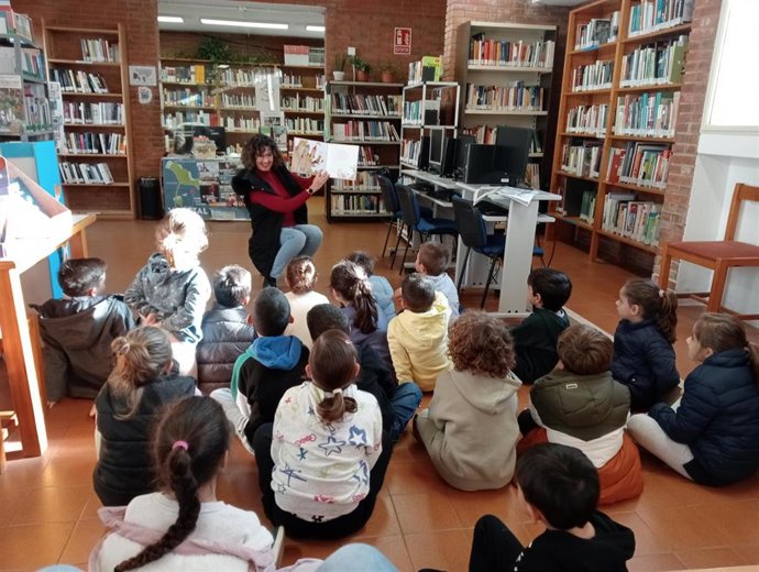 Biblioteca municipal de Huelva durante la realización de una actividad lúdico-educativa.