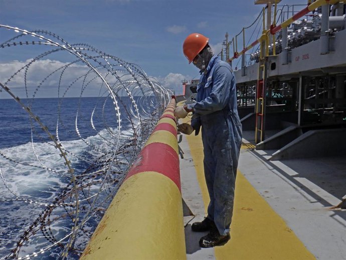 Archivo - Tripulante protege a un barco de posibles ataques de piratas somalíes 