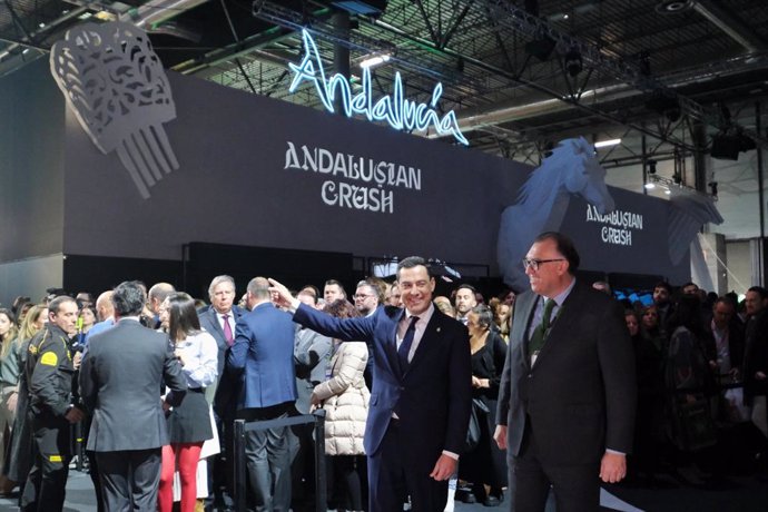 El presidente de la Junta, Juanma Moreno, y el consejero de Turismo, Arturo Bernal, delante del pabellón de Andalucía en Fitur.