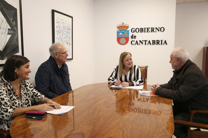 La consejera de Presidencia, Justicia, Seguridad y Simplificación Administrativa, Isabel Urrutia, se reúne con el presidente de la Federación de Coros y Danzas de Cantabria, Julio Merino