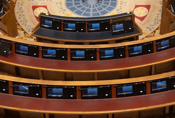 Vista de pantallas táctiles, en el Congreso de los Diputados, a 23 de enero de 2024, en Madrid (España). El Congreso continúa con obras en el hemiciclo para la instalación de nuevas pantallas táctiles, que sustituirán a los antiguos monitores y teclados
