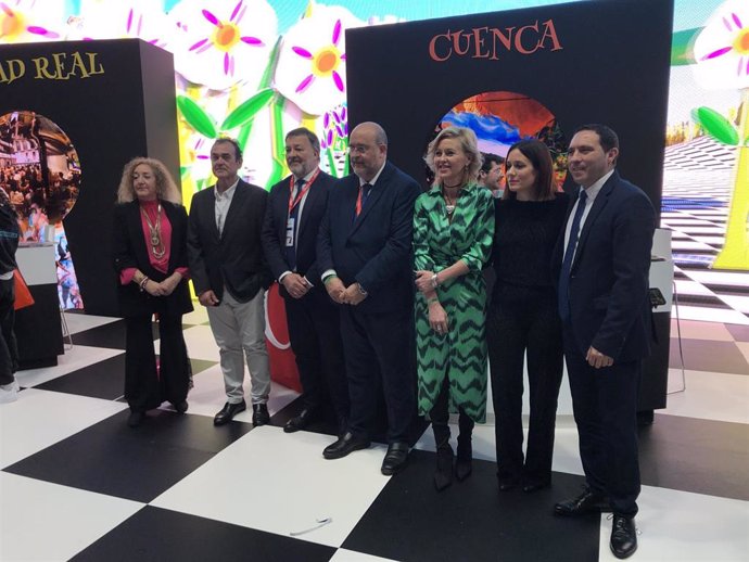 El vicepresidente regional, José Luis Martínez Guijarro, en Fitur