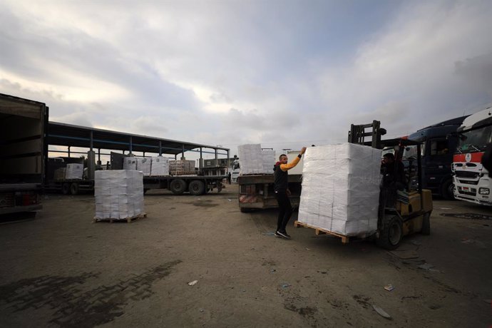 Archivo - GAZA, Dec. 18, 2023  -- Staff members unload humanitarian aid supplies on the Gaza side of the Kerem Shalom border crossing between Israel and the Gaza Strip, Dec. 17, 2023. Israel opened the Kerem Shalom border crossing with the Gaza Strip on S