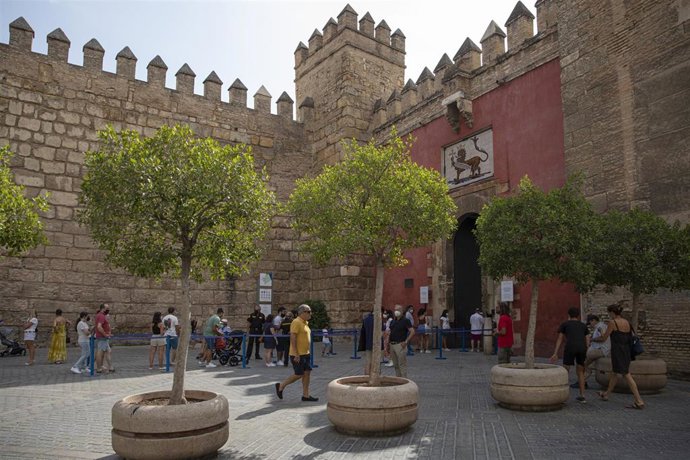 Archivo - Turistas hacen cola para visitar el Álcazar