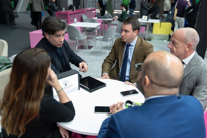 Una de las reuniones celebradas por la Diputación de Almería en Fitur.