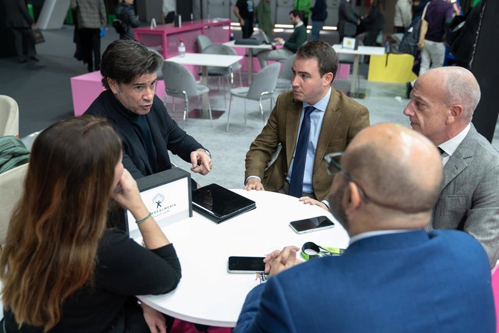 Una de las reuniones celebradas por la Diputación de Almería en Fitur.