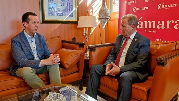 El subdelegado del Gobierno en Almería, José María Martín, ha mantenido un encuentro con el presidente de la Cámara de Comercio, Jerónimo Parra, en el que ambos han analizado el desarrollo de las obras que ejecuta ADIF en el tramo del AVE Almería-Murcia.