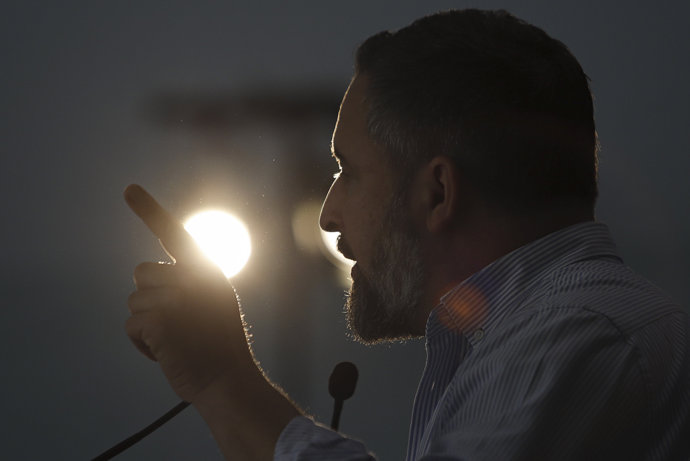 El presidente de Vox, Santiago Abascal, interviene durante un acto público de precampaña, en el Auditorio Palacio de Congresos Mar de Vigo, a 28 de enero de 2024, en Vigo, Pontevedra, Galicia (España). 