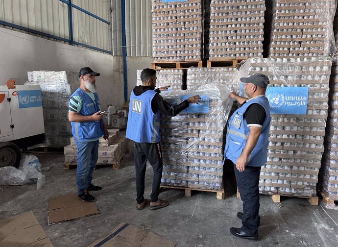 Archivo - November 4, 2023, Dair El-Balah, Gaza Strip, Palestinian Territory: Workers of the United Nations Relief and Works Agency for Palestine Refugees (UNRWA) pack the medical aid and prepare it for distribution to Shelter centers at a warehouse in De