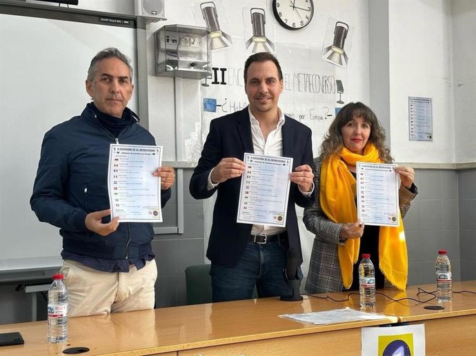 El profesor de Economía, Daniel Jurado, junto a representantes del IES Mediterráneo de Estepona, durante la presentación de los 'Encuentros Metaecoverso' que va a desarrollar con su alumnado en el instituto.