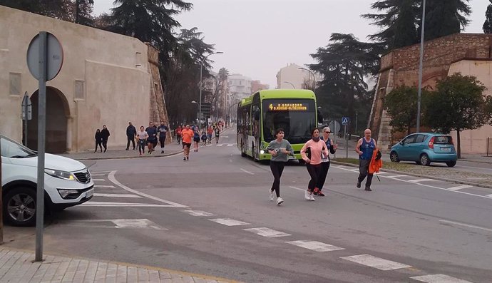 Corredores afectados por la suspensión de la Vuelta al Baluarte en Badajoz efectúan el recorrido entre gritos de "es una vergüenza"