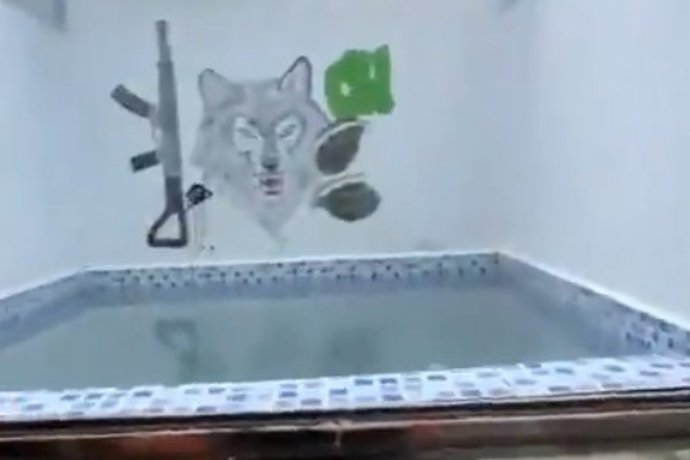 Una piscina descubierta en una cárcel de Ecuador