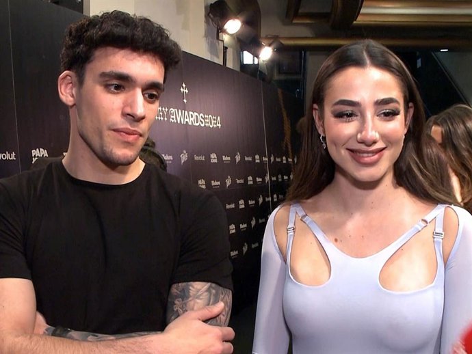 LOLA LOLITA Y SU PAREJA ISAAC