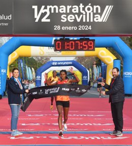 El Medio Maratón de Sevilla ha vivido una jornada histórica gracias al nuevo récord femenino de la prueba logrado por la etíope Alemtsehay Bimr Zerihun, que ha parado el crono en 1h07:59, pulverizando la anterior plusmarca en casi 30 segundos.