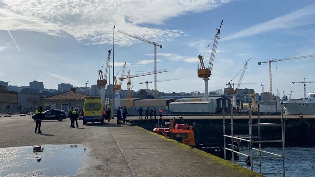 Varios agentes de la Guardia Civil y la Policía Nacional en el lugar donde se ha encontrado el cuerpo, a 28 de enero de 2024, en Vigo, Pontevedra, Galicia (España).