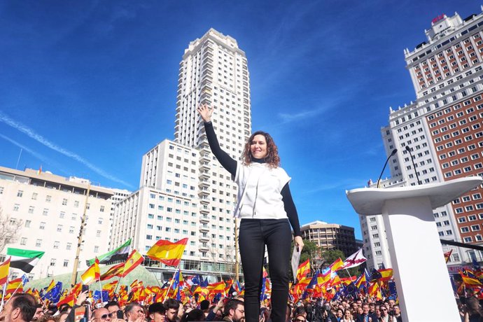 La presidenta de la Comunidad de Madrid, Isabel Díaz Ayuso, durante una manifestación convocada por el PP, a 28 de enero de 2024, en Madrid (España). El PP se ha movilizado hoy para oponerse a los pactos entre el PSOE y el independentismo, tras el acuer