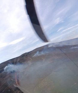 El Gobierno de Cantabria moviliza un helicóptero para ayudar a extinguir un incendio forestal en Villafufre