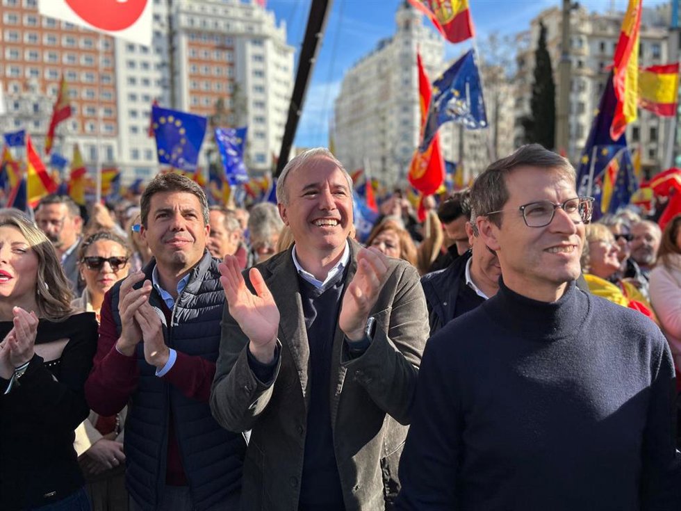 El presidente de Aragón y líder del PP regional, Jorge Azcón, en la concentración en Madrid.