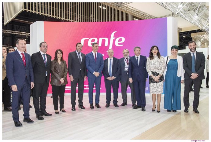 Foto de familia de representantes de Renfe en Fitur junto al ministro de Transportes y Movilidad Sostenible, Óscar Puente, y el presidente del Gobierno, Pedro Sánchez.
