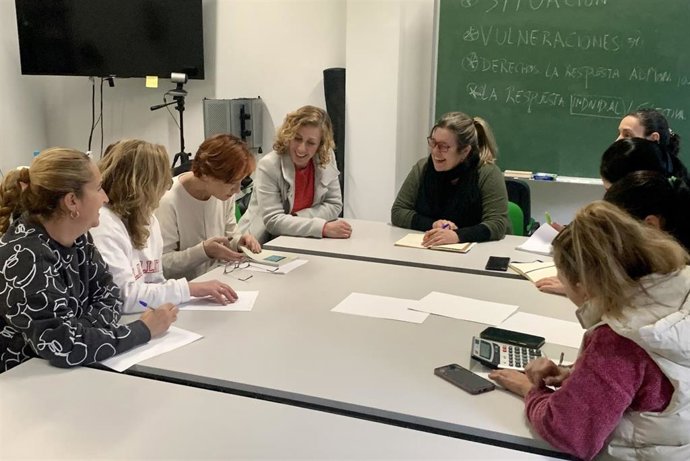 Imagen del encuentro entre la concejal de Podemos-IU del Ayuntamiento de Sevilla, Susana Hornillo, con Kellys Andalucía.
