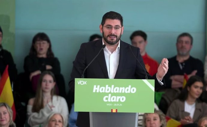 El presidente de VOX Teruel y vocal del CEN, Alejandro Nolasco, participa en un acto en Vigo.