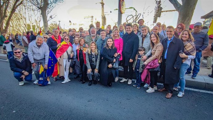 Foto de familia de los asistentes del PP de Granada a la manifestación convocada por el partido el domingo 28 de enero en Plaza de España, Madrid.