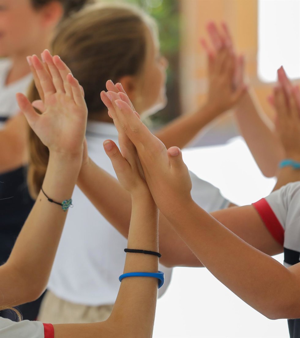 Archivo - Varios niños juegan en el patio del colegio