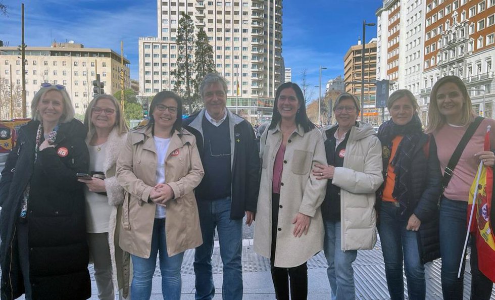 Paula Prado, junto a varios diputados gallegos, en la manifestación contra la amnistía en Madrid