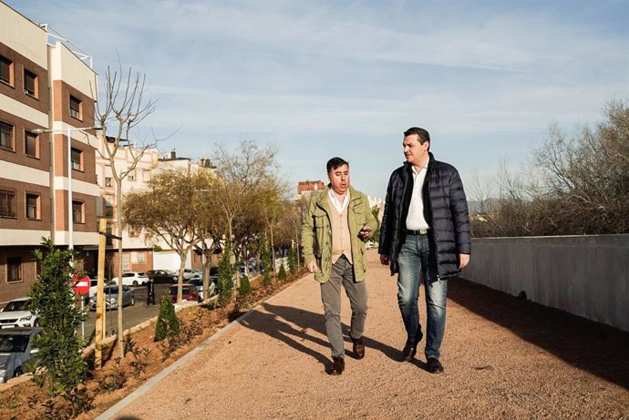 El alcalde de Córdoba, José María Bellido, y el delegado de Infraestructuras del Ayuntamiento, Miguel Ruiz Madruga, han visitado la calle Doctor Rafael Blanco León, ubicada en el barrio de Fray Albino, tras una inversión superior a los 180.000 euros.