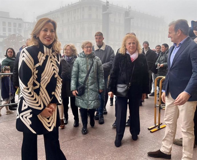 La alcaldesa, Natalia Chueca, con los primeros participantes en la visita guiada al Ayuntamiento por San Valero.