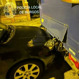 Se da a la fuga tras chocar contra varios vehículos estacionados en la calle Ebro (Burgos)
