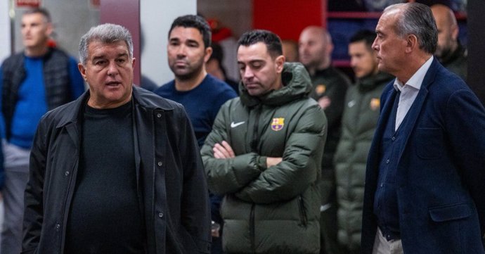 El presidente del FC Barcelona, Joan Laporta, visita a Xavi y a la plantilla