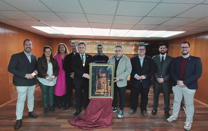 El alcalde de Almuñécar y ediles junto al cartel anunciados de la Semana Santa de 2024.
