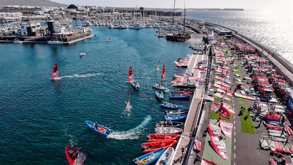 La lucha por el título mundial de iQFOiL arranca mañana en Lanzarote