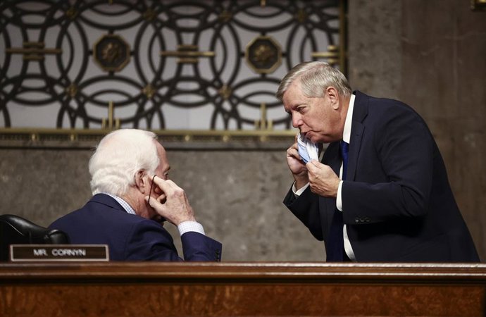 Archivo - November 17, 2020, Washington, District of Columbia, USA: United States Senator Lindsey Graham (Republican of South  Carolina), Chairman, US Senate Judiciary Committee speaks with US Senator John Cornyn (Republican of Texas) prior to a US Senate