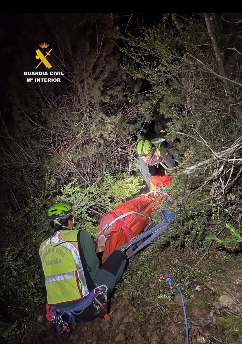 Un hombre de 47 años y un menor caen varios metros en la Peña Santa Ana (La Fueva) al ir a buscar a su perro.